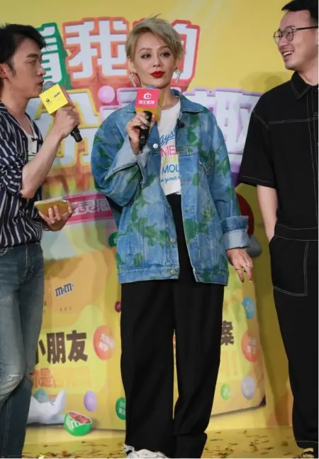宁静越来越有“帅小伙”的样，一身时髦牛仔装，喇叭裤好显腿细(宁静造型)